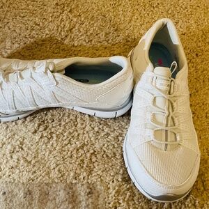 Brand New SKECHERS Wide Fit Air Cooled Memory Foam Sneakers Walking Shoes - Sz 6